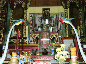 Chính điện - nơi thờ Nguyễn Hữu Cảnh